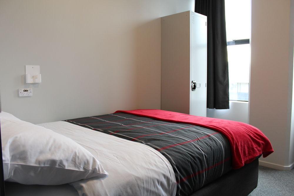 Urbanz Pansiyon Christchurch Dış mekan fotoğraf A bedroom at the University of Nottingham's Jubilee Hall