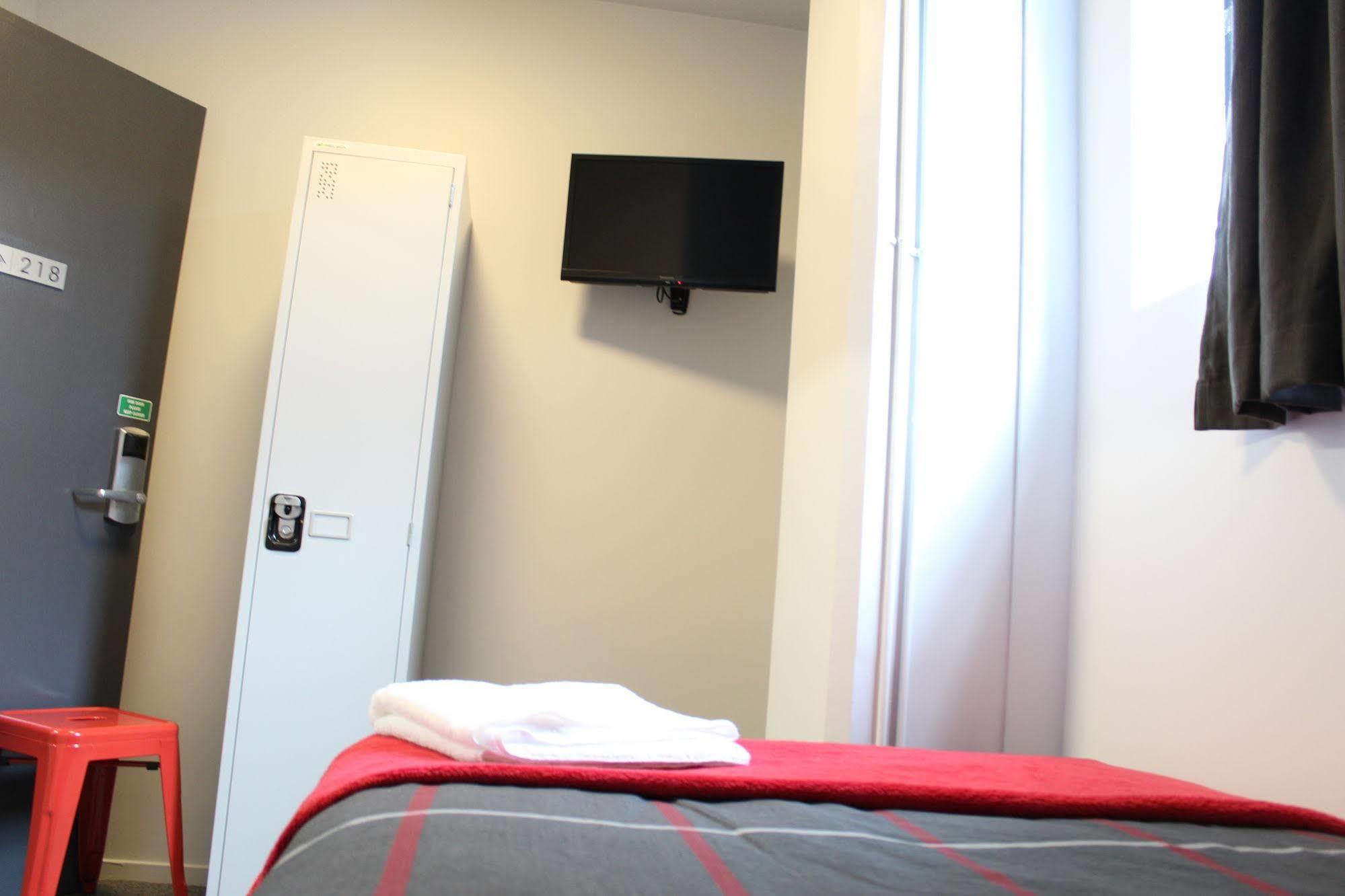 Urbanz Pansiyon Christchurch Dış mekan fotoğraf A room at a B&B hotel in Paris