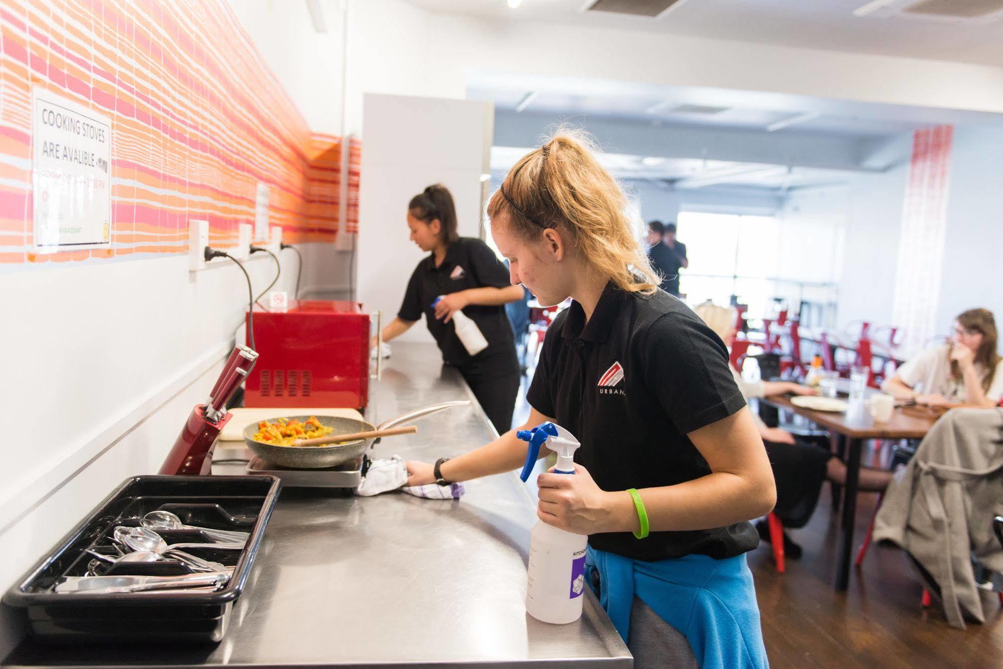 Urbanz Pansiyon Christchurch Dış mekan fotoğraf A student working in the kitchen at the restaurant